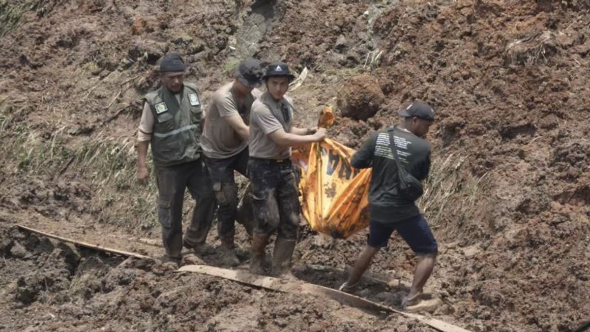 SAR Find Grandma's Body Hugs Grandchildren In West Bandung Landslide
