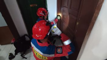Petugas Damkar Evakuasi Balita Terkunci di Dalam Kamar