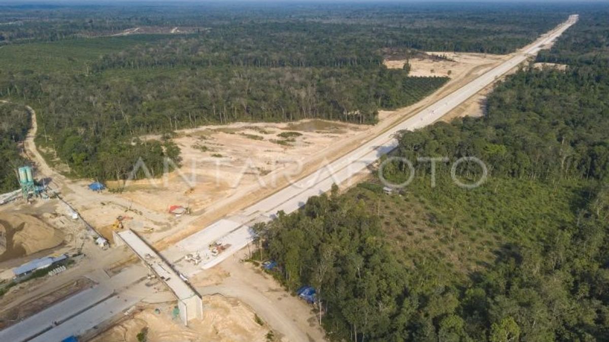 Les résidents de Jambi dans le village de Pijian reçoivent en remplacement du fonds d’acquisition des terres à péage trans Sumatra