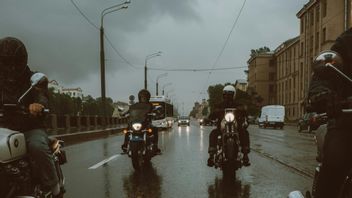 雨季安全驾驶摩托车手的提示