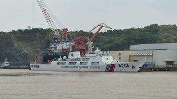 中国海岸警卫队舰艇在南海物流船发射水炮 菲律宾外交部长：非法行为