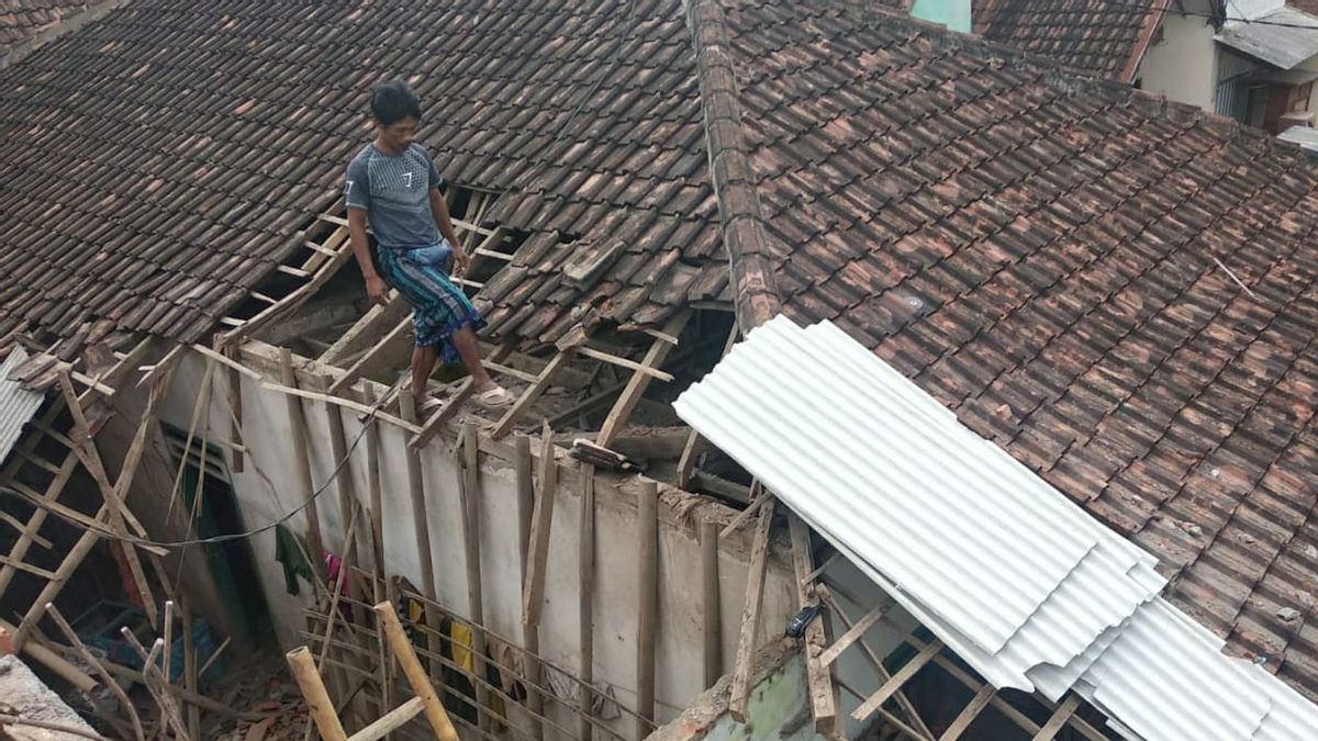 Un Vent Fort A Atterri à Malang, Les Murs De La Maison Des Résidents Se Sont Effondrés, Les Tuiles Volent