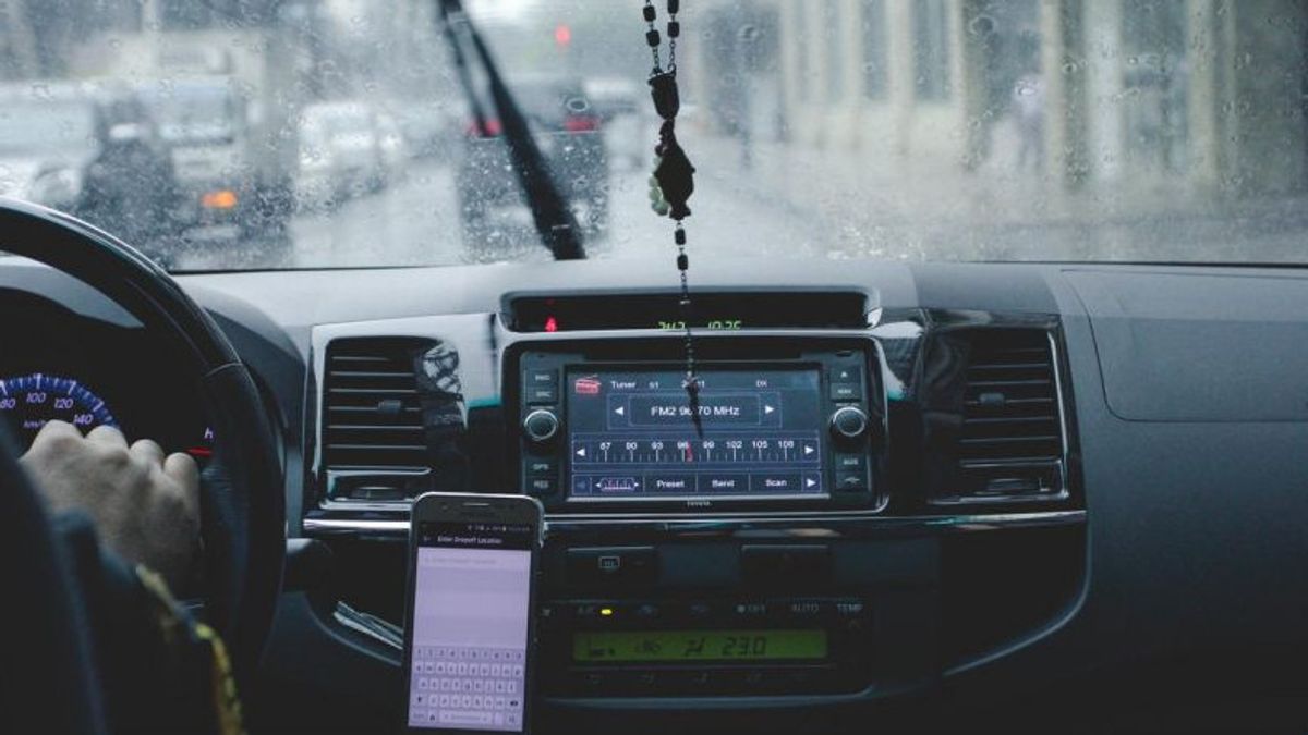 Cara Hilangkan Embun di Kaca Mobil saat Hujan 