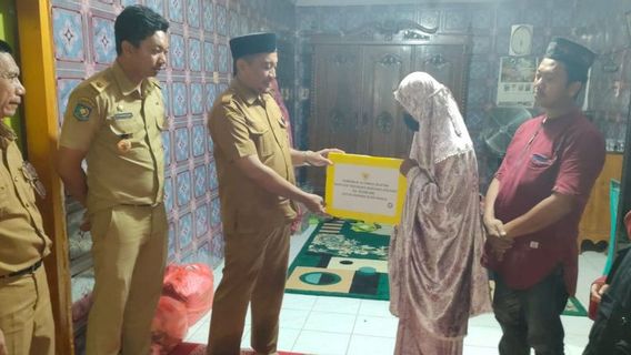 South Sulawesi Governor Gives Scholarship Savings For Children Whose Mother Hanged Herself In Pinrang