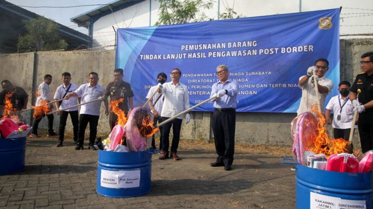 Trade Minister Zulhas Destroys Illegal Import Products Worth IDR 12 Billion In Sidoarjo