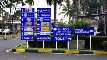 Pemudik Mengantre untuk ke Toilet di <i>Rest Area</i> saat Arus Mudik Lebaran 2022, BPJT Sediakan 2.800 Toilet Tambahan