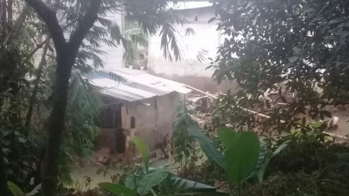 Les Inondations Plongent Les Maisons Des Résidents De Pasir Putih Sawangan Depok, 12 Personnes évacuées Par Des Agents De Gulkarmat