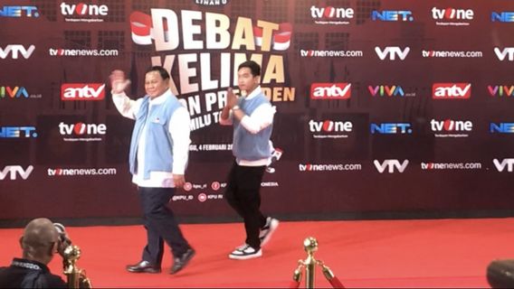 Le dernier débat, Prabowo-Gibran arrivé au JCC Compact portant une veste de baseball