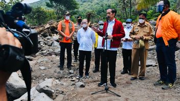 Presiden Jokowi 'Dicegat' Pelajar SMP Saat Berkunjung ke Lembata NTT, Sodorkan Surat Cinta ke Mobil