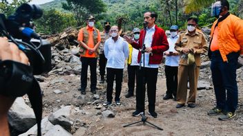 Président Jokowi « intercepté » Des élèves Du Premier Cycle Du Secondaire Lors D'une Visite à Lembata NTT, Livre Lettre D'amour à La Voiture