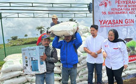 Yayasan Pak Prabowo Berikan Pupuk Gratis dan Sprayer ke Petani Lereng Gunung Sumbing