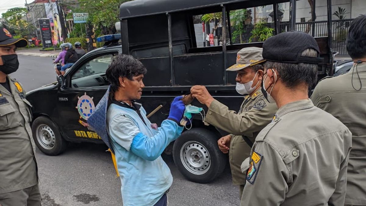 Juru Parkir yang Viral Pakai Masker Batok Kelapa Disanksi Satpol PP Denpasar
