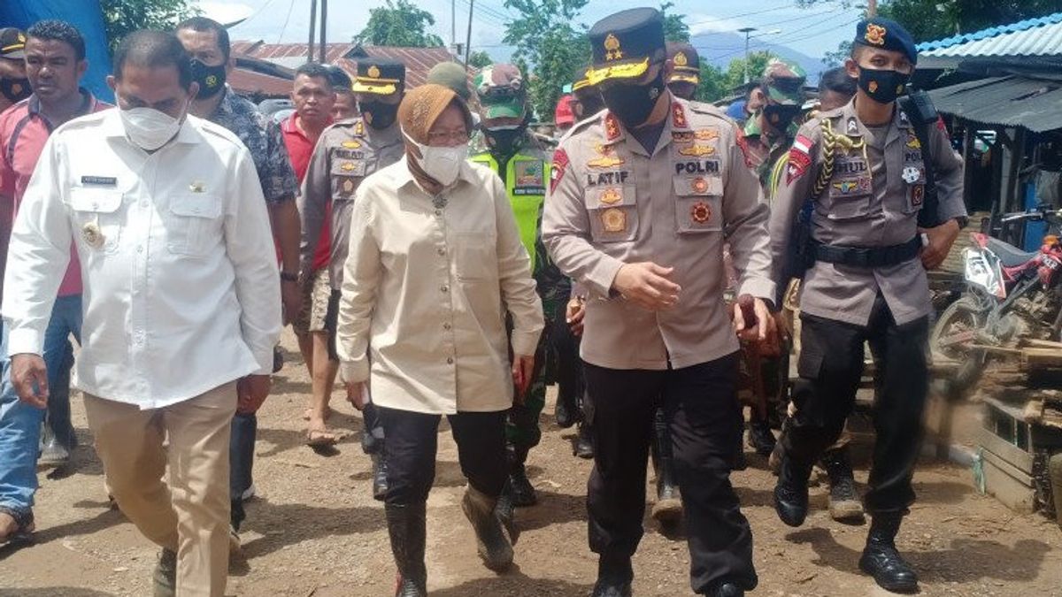 Risma Scolds The Disaster Preparedness Cadets Officer In East Nusa Tenggara Flood: Don't Just Stand There, Get To Work