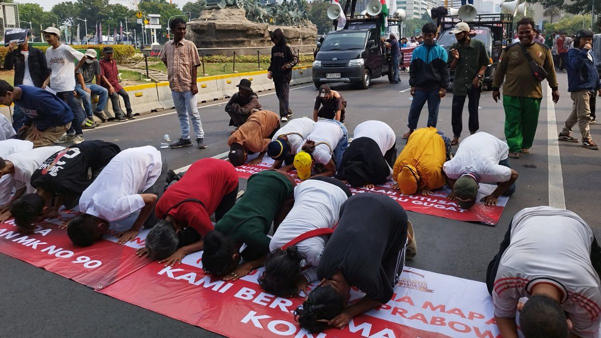 The Action Of The Sujud Masses In The Middle Of The Road Ahead Of The Constitutional Court's Decision On The Age Limit For The Vice Presidential Candidate
