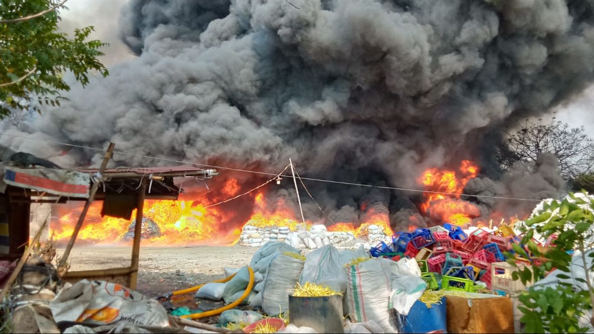 Pabrik Plastik di Kalideres Terbakar, 15 Unit Damkar Diterjunkan