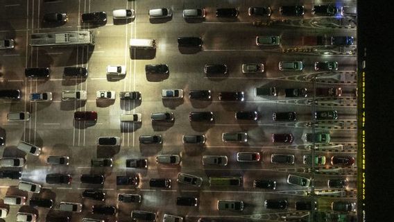 In The Middle Of The Night, Homecoming Vehicles From Jakarta Are Getting More And More Crowded On The Cipali Subang Toll Road