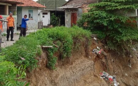 6 Rumah Warga di Bantaran Kali Bekasi Hilang Tergerus Banjir