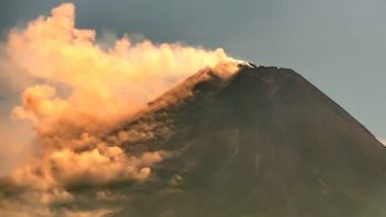 メラピ山、1.5キロメートルの熱い雲を打ち上げる