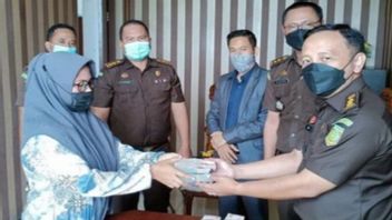 Village Head In Pamekasan Suspect Of Plengsengan Project Corruption Returns Rp135 Million To The Prosecutor's Office