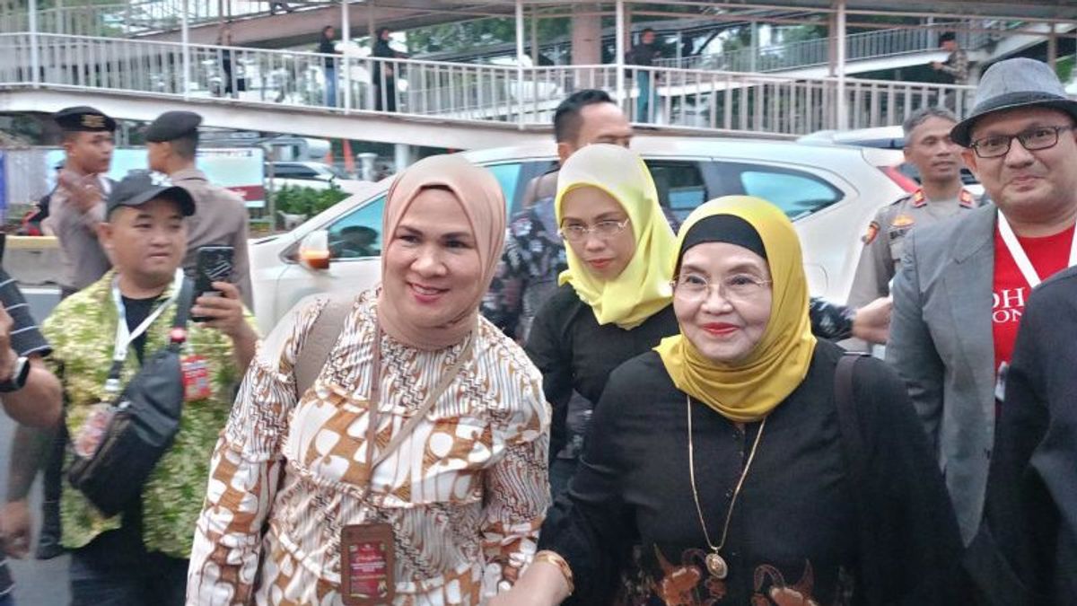 L’ancien ministre de la Santé Siti Fadilah Supari Antar Dharma-Kun liste des élections de Jakarta