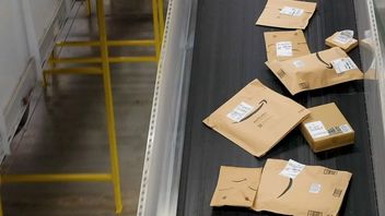 アマゾンは公式に倉庫の1つでリサイクル紙を使用しています