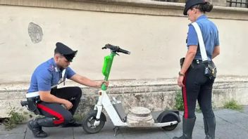 イタリア警察は、電動スクーターで古代のローマのアルテファクを運ぶ観光客を確保