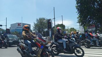 H-2 La bande, le conducteur de la moto est toujours à la bande de fronde Cirebon