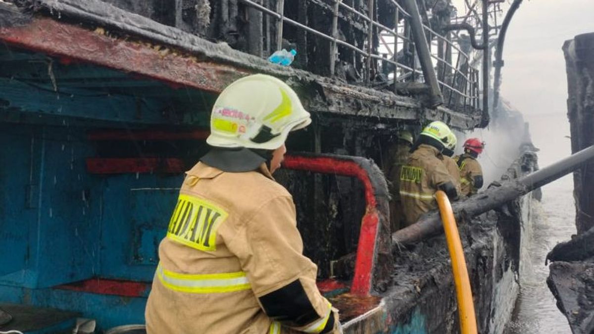 Butuh 2 Jam 45 Personel Gulkarmat Jinakkan Kebakaran Kapal di Muara Angke, Pemicunya Las Mesin