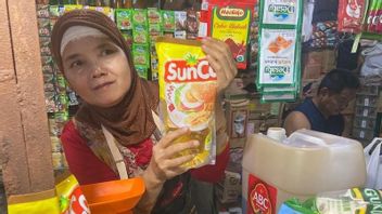 'Old' Stock Is Relatively Large, Traders In Palembang Traditional Market Sell Cooking Oil Rp19-21 Thousand Per Liter