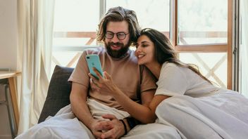 Tips Ngobrol Hal Seksual dengan Pasangan Tanpa Canggung