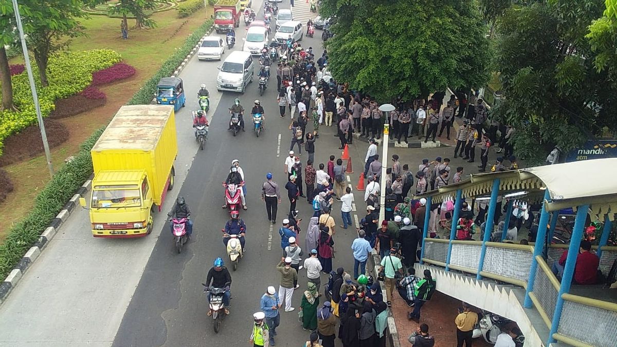 Lalin Depan PN Timur Tersendat Akibat Kerumuman, Polisi Minta Pendukung Rizieq Shihab Pulang