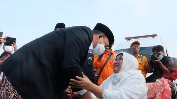 Ada Air Mata Ibunda Anies Baswedan Ketika Salat Id di Jakarta International Stadium