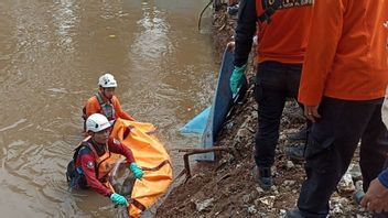 Le corps noyé a été retrouvé et évacué dans le village de Pesanggrahan