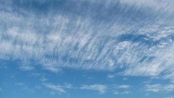 Cirrosstratusの雲の特徴:それが降雨の最初の兆候であるように