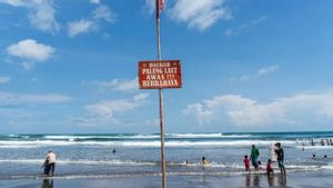 تنبيه Rip Current ، التيار المغلق كما حدث على شاطئ Drini Gunung Kidul Yogyakarta