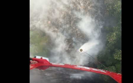 BNPB Targetkan 3 Hari Operasi Heli Water Bombing di TPST Sarikmukti