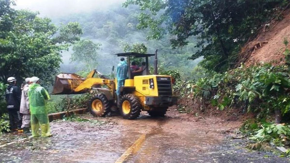 ضباط ينظفون مواد الانهيارات الأرضية في جالان لينتاس سومطرة تاناه داتار