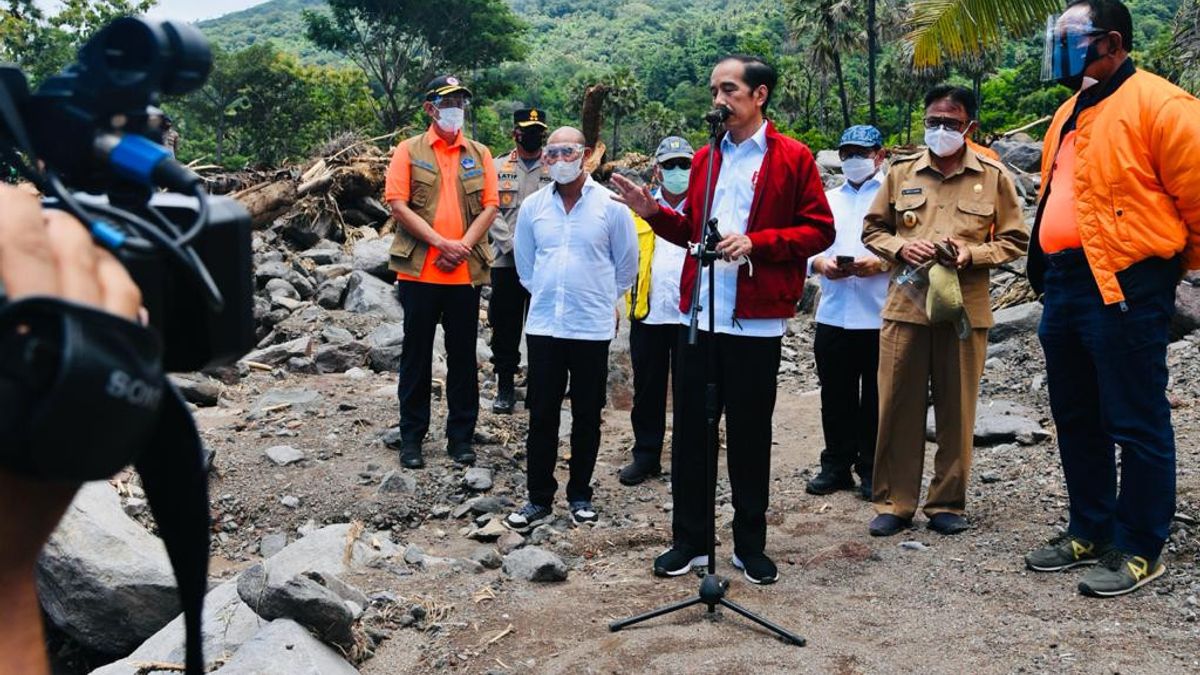 Président Jokowi « intercepté » Des élèves Du Premier Cycle Du Secondaire Lors D&apos;une Visite à Lembata NTT, Livre Lettre D&apos;amour à La Voiture