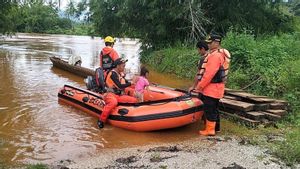 北コナウの洪水に閉じ込められた父と息子を救うためのバサルナス避難