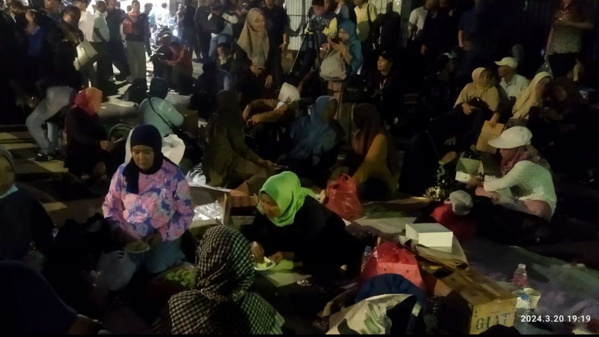 When Others Disbanded, Elderly Masses Still Sitting On The Asphalt Of The Road In Front Of The Indonesian KPU Office Waiting For The Results Of The 2024 General Election