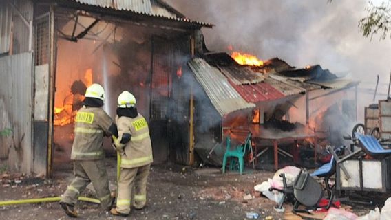 Puluhan Lapak di Pondok Kopi Terbakar