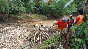 Bamboo Waste Clogging The Cikeas River
