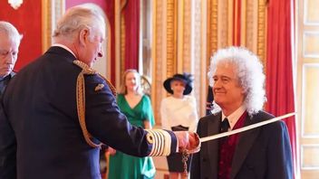 Legitimate! Brian May Awarded The Nationality Title At Buckingham Palace