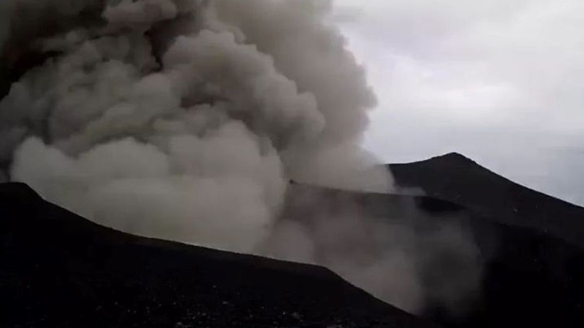 توزيع مخزون أقنعة Puskesmas في أغام على السكان لمنع إيسبا بسبب ثوران بركان جبل مارابي