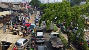 Construction Of LRT, Train Doors And Illegal Parking Makes Congestion In Front Of Pramuka Market Sick With No Medicine