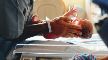 I : La suspension d'un raccordement central de 1 minute peut éviter le bébé d'anémie