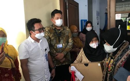 Mensos Risma Hibur dan Beri Bantuan Kepada Anak-Anak Berpenyakit Berat di Sunter