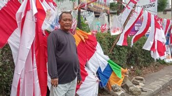 Pedagang Bendera Ini Berharap Dapat Untung Banyak Saat Memasuki Bulan Kemerdekaan RI