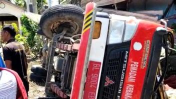 انقلبت سيارة دامكار المملوكة لشركة BPBD West Aceh أثناء انزلاقها لإطفاء الحريق في قرية لانغو ، توفي ضابط واحد
