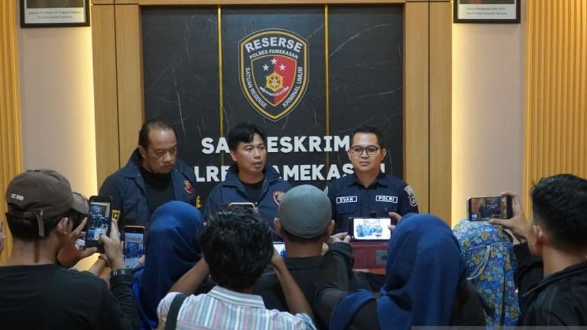 La police de Pamekasan a arrêté une mère et son fils pour avoir volé de l'or originaire de Kalimantan